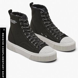 New with tags Marc Jacob’s sneaker size 8
